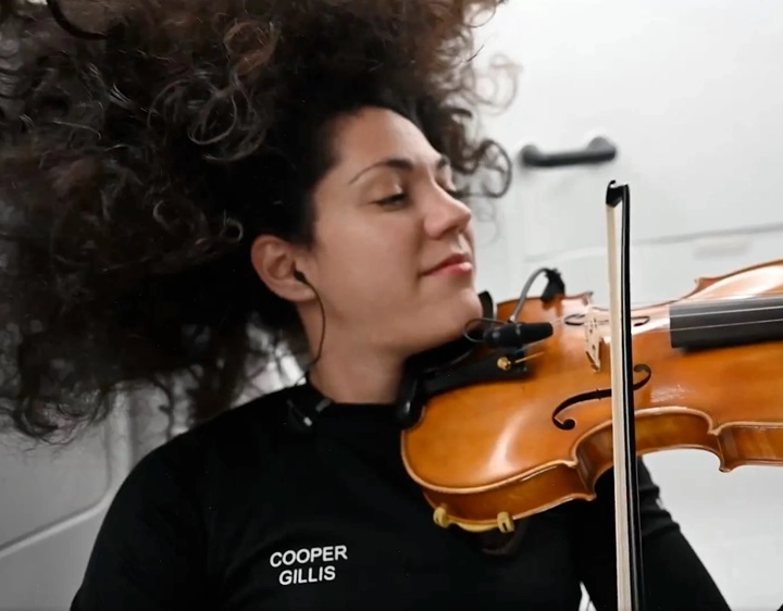 Com participação de orquestra da Bahia, americana se torna primeira pessoa a tocar violino no espaço