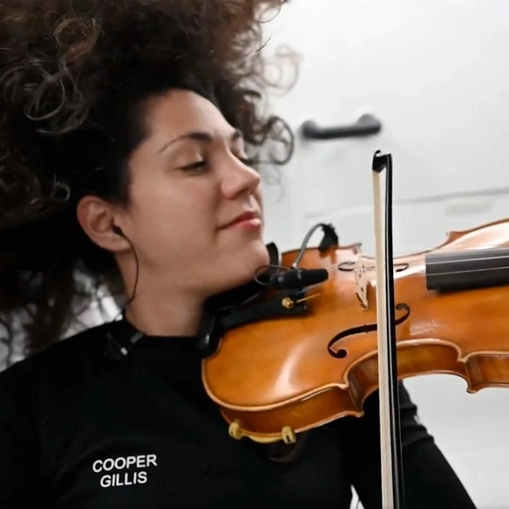 Com participação de orquestra da Bahia, americana se torna primeira pessoa a tocar violino no espaço