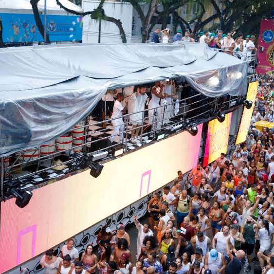 Saulo arrasta multidão no Circuito Osmar no segundo dia de Carnaval