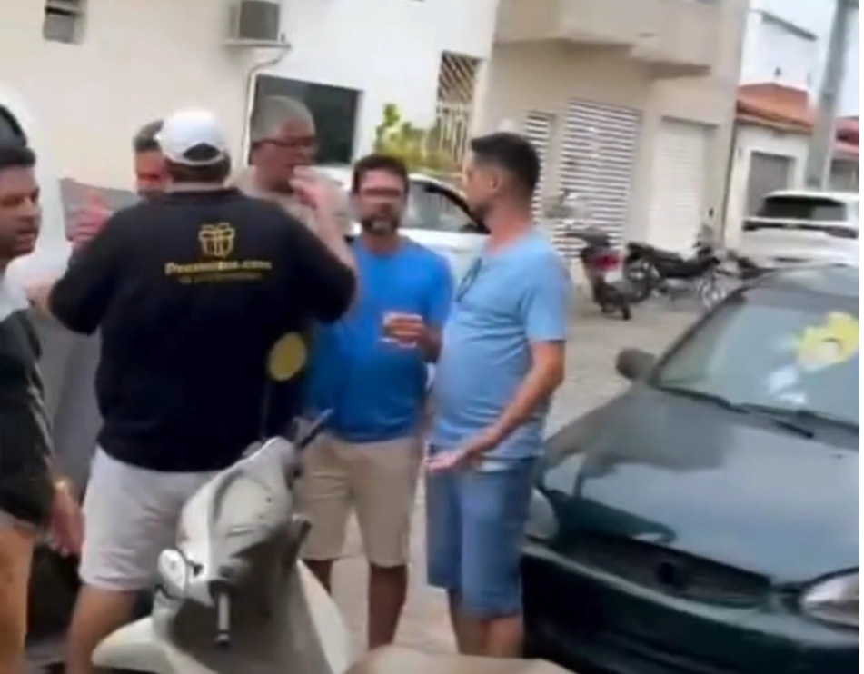Vídeo: prefeito e ex-gestor de Capim Grosso se desentendem em porta de bar e caso para na delegacia