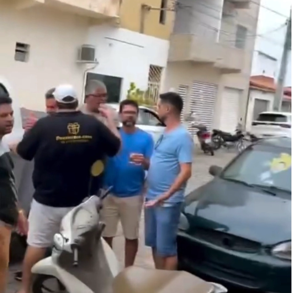 Vídeo: prefeito e ex-gestor de Capim Grosso se desentendem em porta de bar e caso para na delegacia