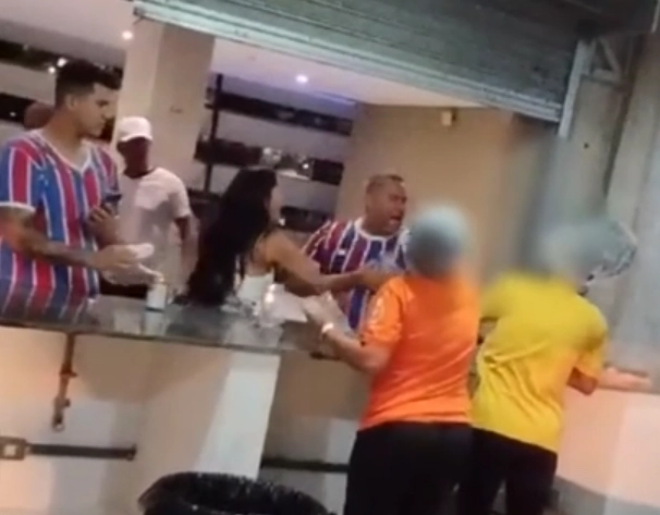 Torcedor do Bahia agride atendente de bar durante jogo na Fonte Nova