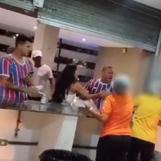 Torcedor do Bahia agride atendente de bar durante jogo na Fonte Nova