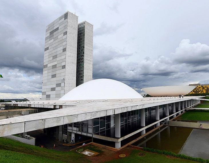 Senado discute ampliar isenção do Imposto de Renda para salários de até R$ 10 mil