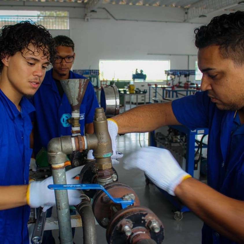 Bahia enfrenta desafio de qualificar 574 mil profissionais para setor industrial até 2027