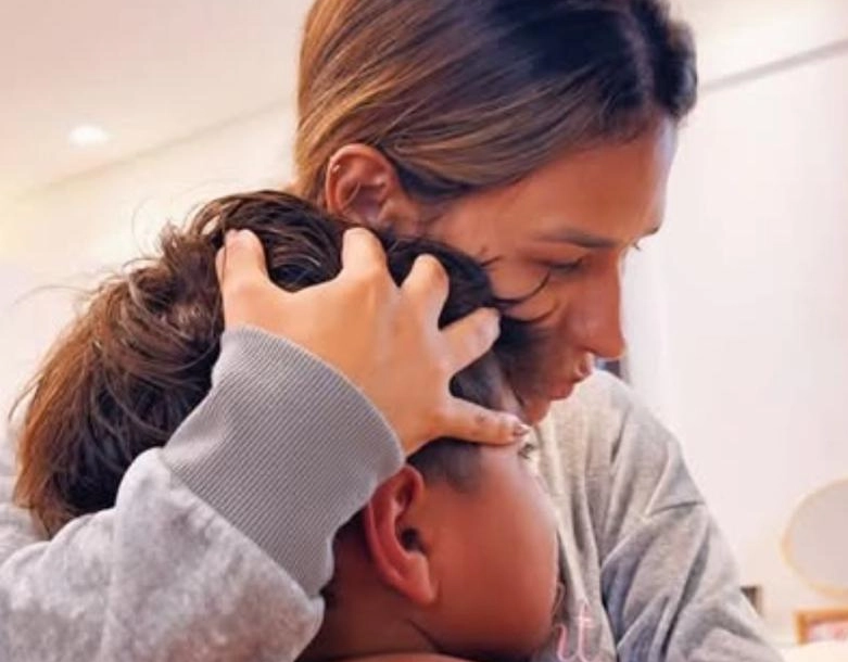 Assista: Simone Mendes emociona o filho ao revelar infância difícil