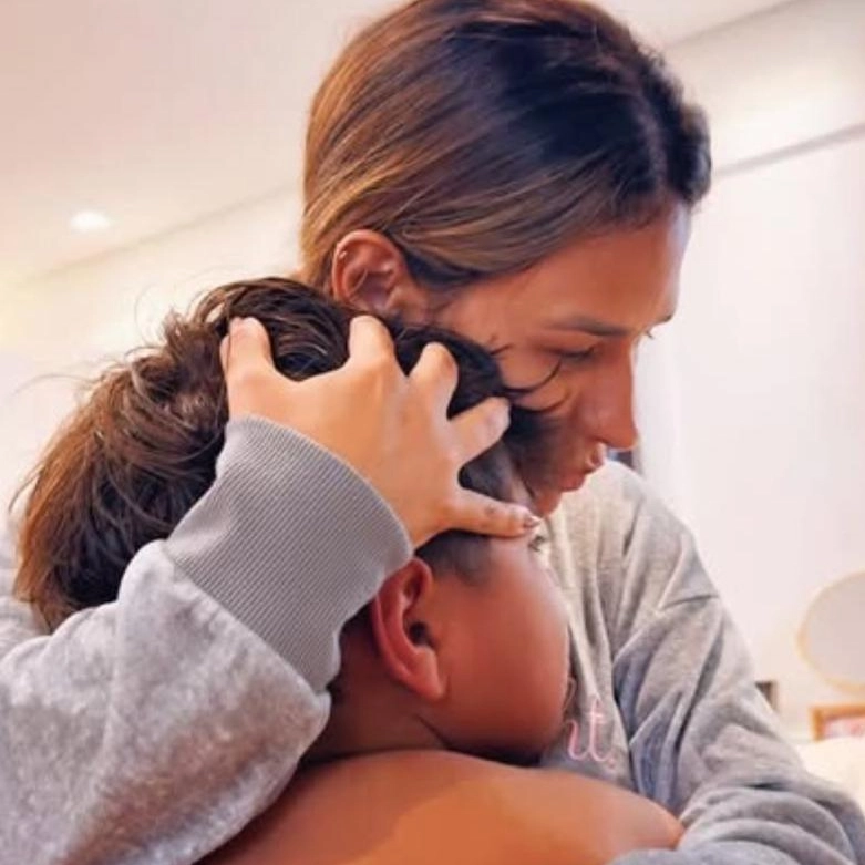 Assista: Simone Mendes emociona o filho ao revelar infância difícil