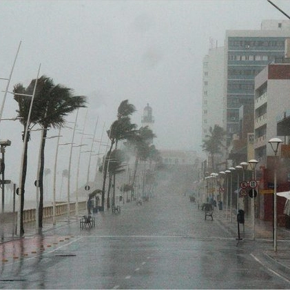 Bairros de Salvador acumulam mais de 60 mm de chuva na madrugada de domingo