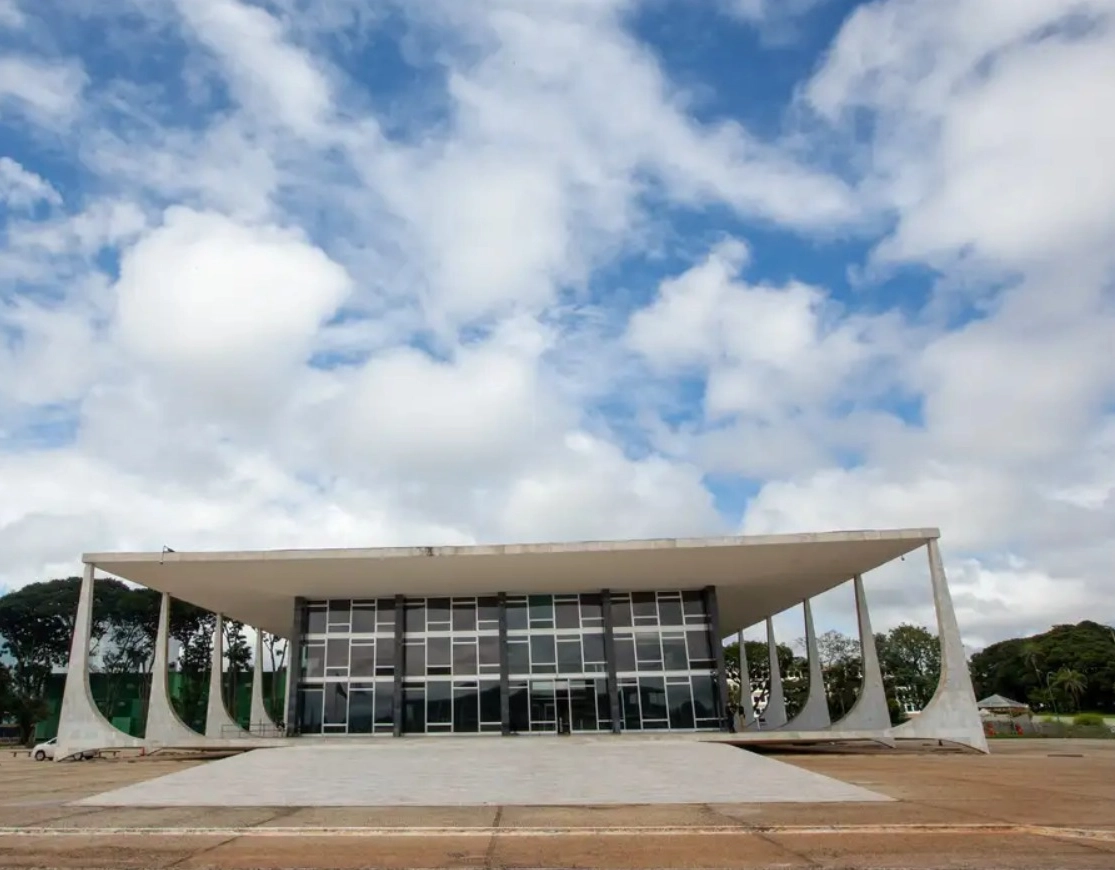 STF forma maioria e diz que Constituição não prevê 'poder moderador' ou intervenção militar