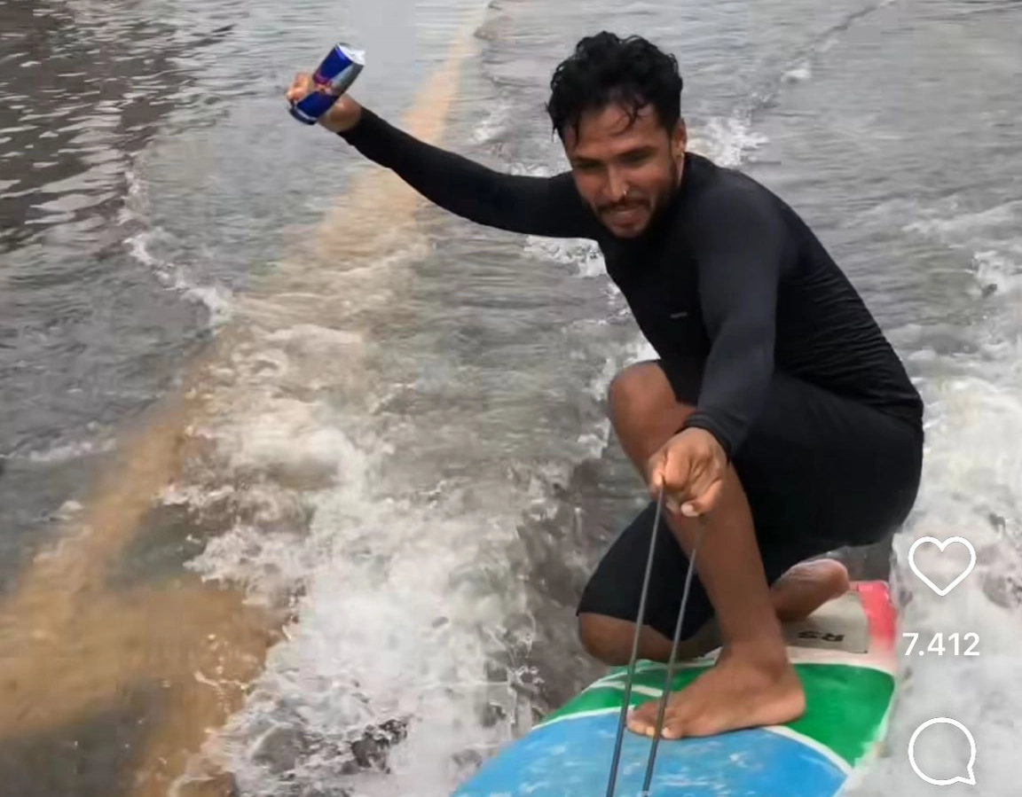 Homem surfa em ruas alagadas de Salvador e manda recado para Bruno Reis