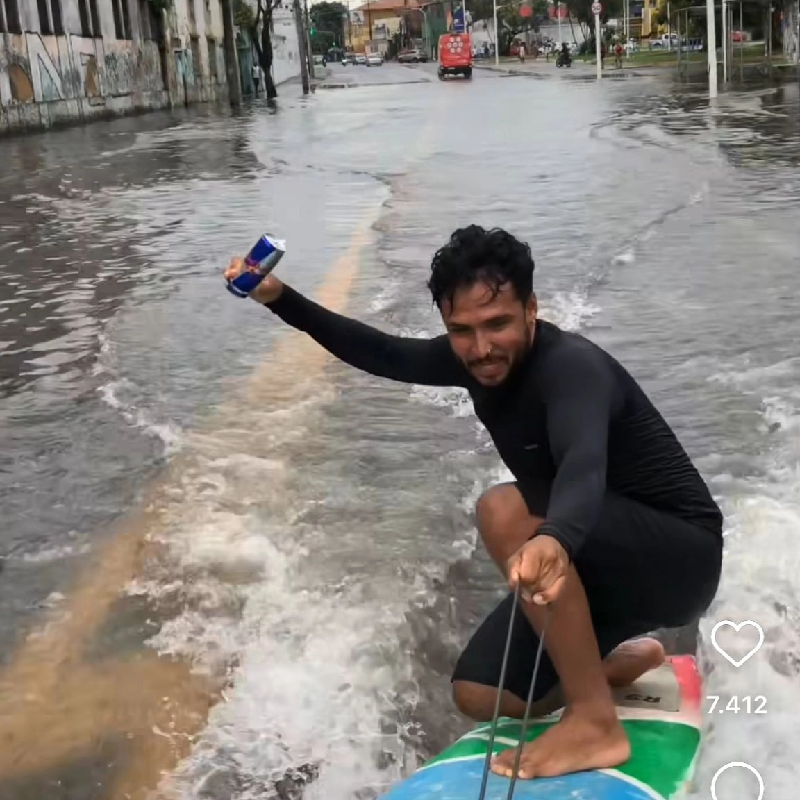 Homem surfa em ruas alagadas de Salvador e manda recado para Bruno Reis