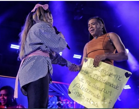 Oito anos depois, fã pede perdão por invasão de palco e é recebido por Simone Mendes em Amargosa