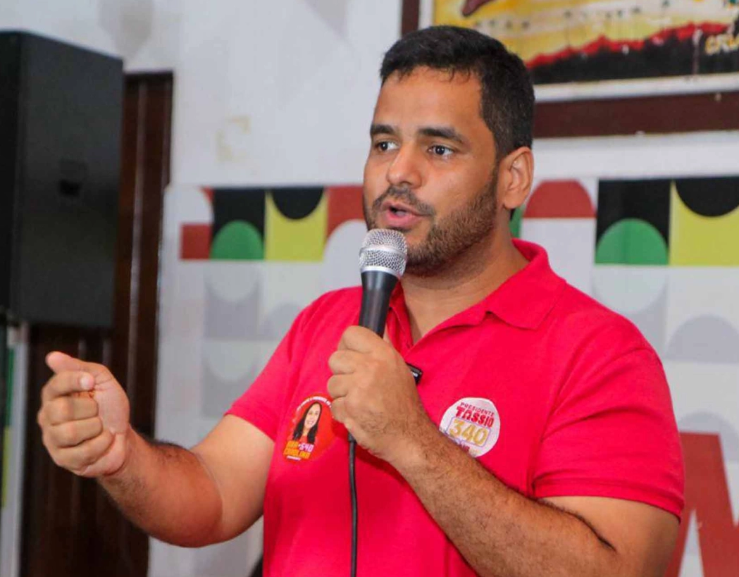 'Pupilo' de Wagner, Tássio Brito é eleito presidente do PT na Bahia e já fala em reeleição de Jerônimo