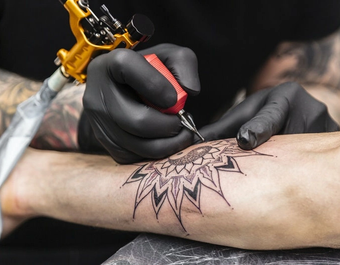 CFM proíbe uso de anestesia para tatuagens