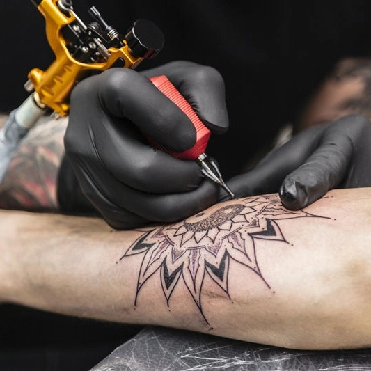 CFM proíbe uso de anestesia para tatuagens