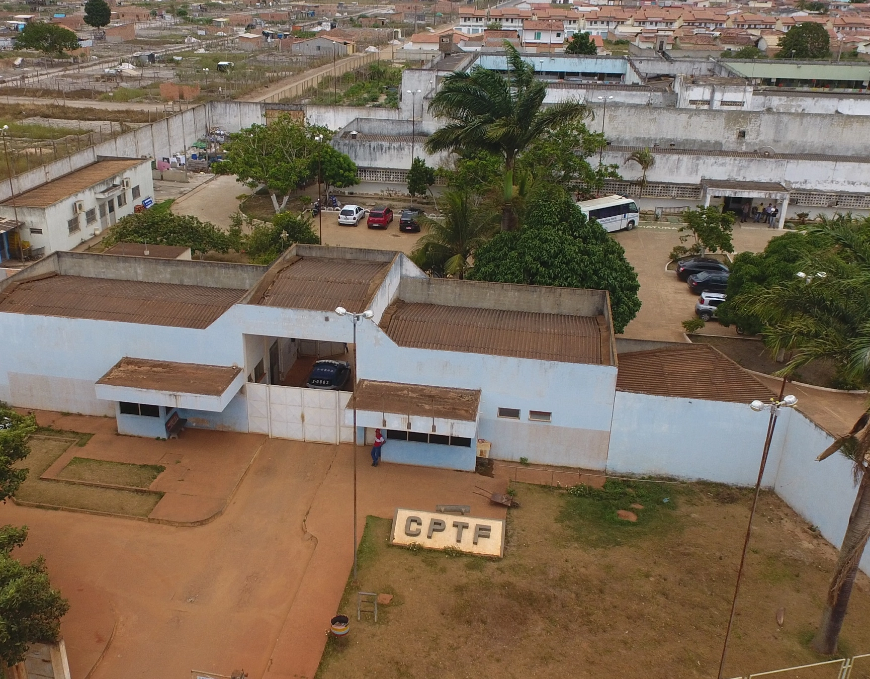 Quatro detentos cavam parede e fogem do presídio de Teixeira de Freitas