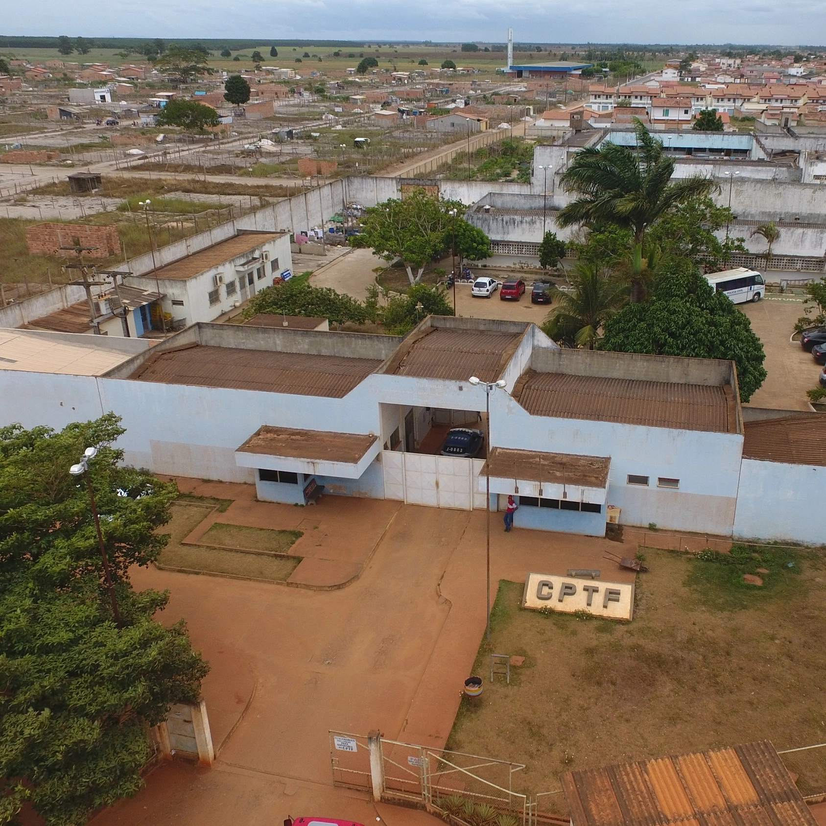 Quatro detentos cavam parede e fogem do presídio de Teixeira de Freitas