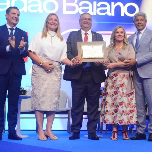 Flávio Dino recebe título de Cidadão Baiano