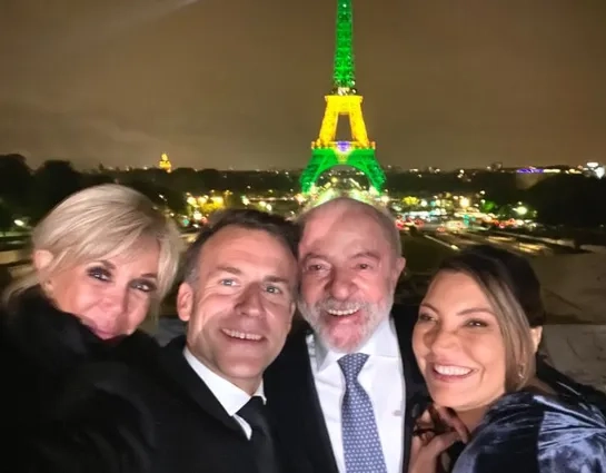 Torre Eiffel é iluminada com cores do Brasil em homenagem à visita de Lula à França