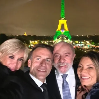 Torre Eiffel é iluminada com cores do Brasil em homenagem à visita de Lula à França