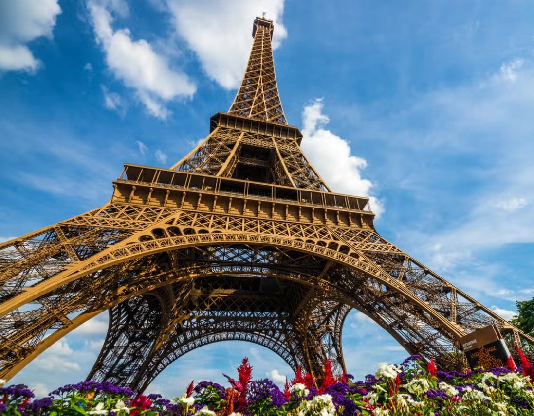 Turistas são evacuados da Torre Eiffel após relatos de incêndio