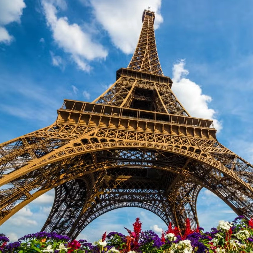 Turistas são evacuados da Torre Eiffel após relatos de incêndio