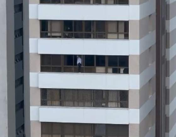Corredor da Vitória: homem se equilibra para limpar janela em apartamento que fica no 10º andar