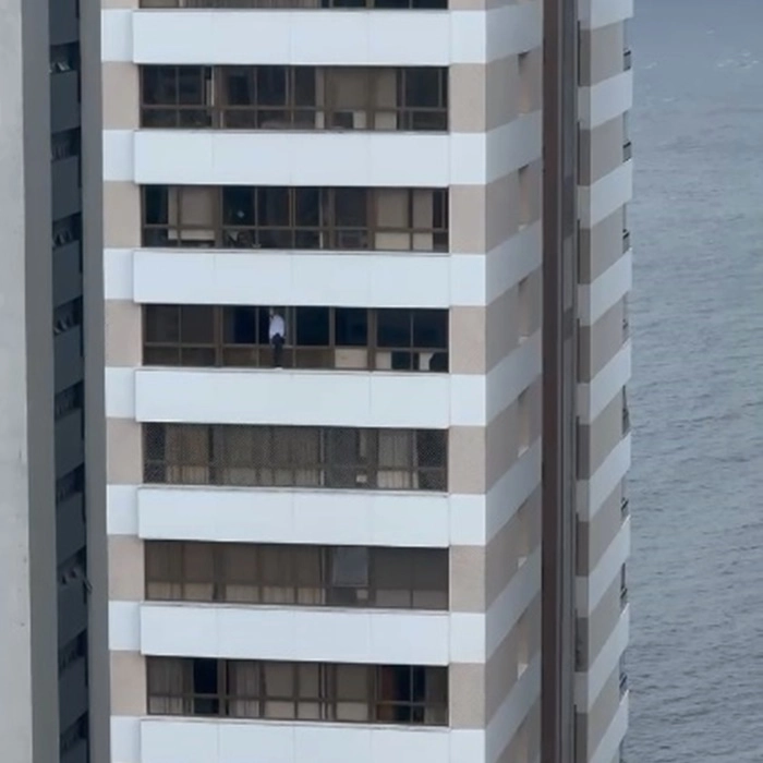 Corredor da Vitória: homem se equilibra para limpar janela em apartamento que fica no 10º andar
