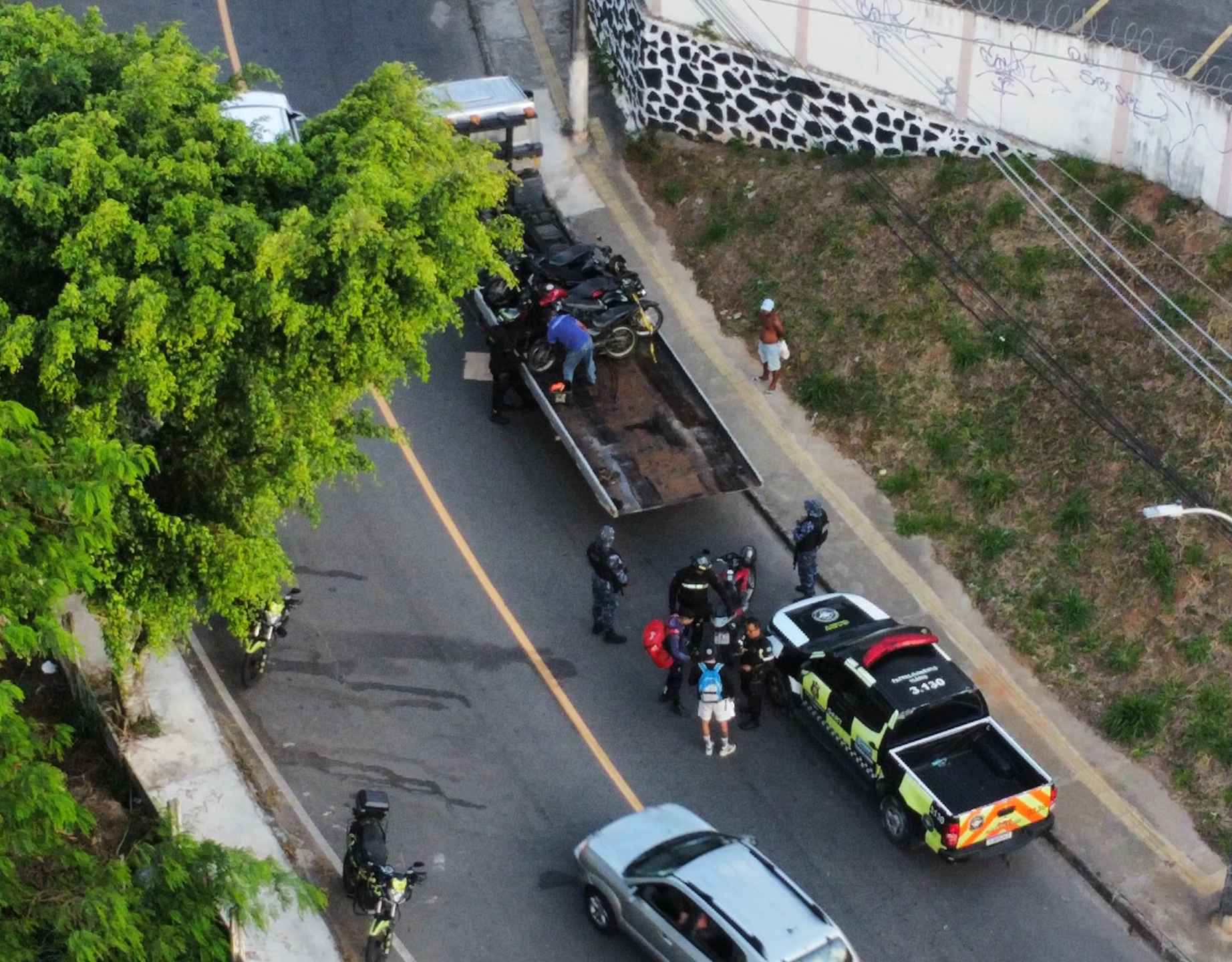 Transalvador multa 32 e apreende seis motocicletas em operação contra uso de passarelas