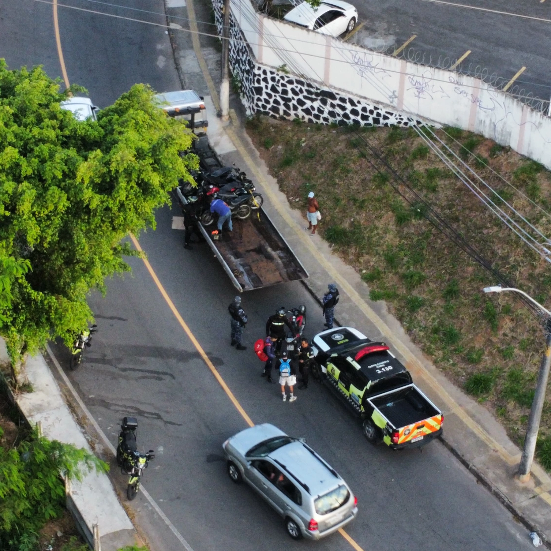 Transalvador multa 32 e apreende seis motocicletas em operação contra uso de passarelas