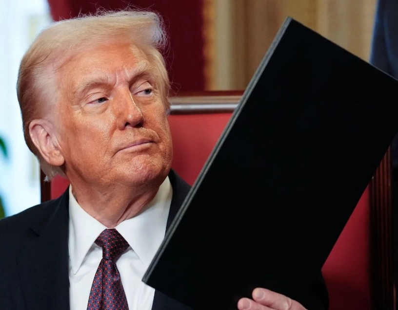 Donald Trump assina decreto que sanciona tarifaço contra o Brasil