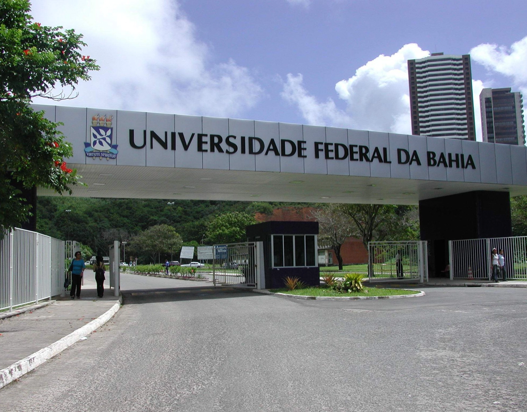 Professores da UFBA deflagram greve após assembleia em Salvador