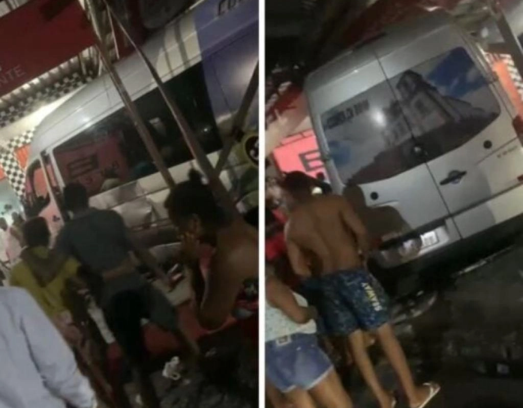 Homem, criança e motorista ficam feridos no Rio Sena depois de van invadir bar