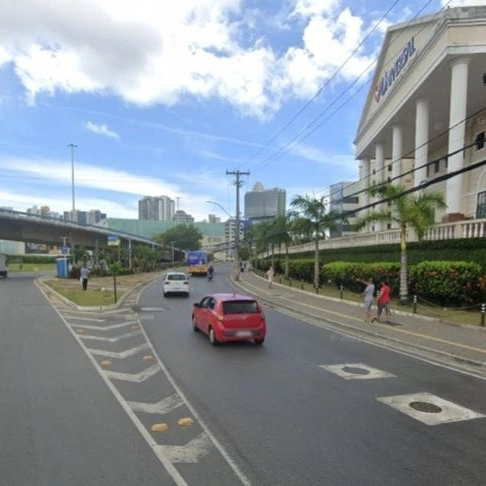 Suspeita de vazamento de gás causa interdição parcial em via marginal de Salvador