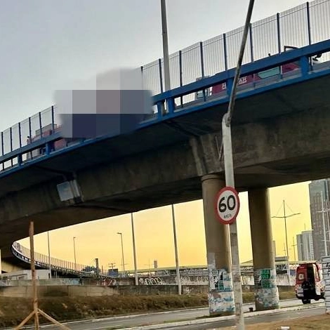 Bombeiros conseguem tirar homem do Viaduto Raul Seixas e trânsito volta a fluir em Salvador