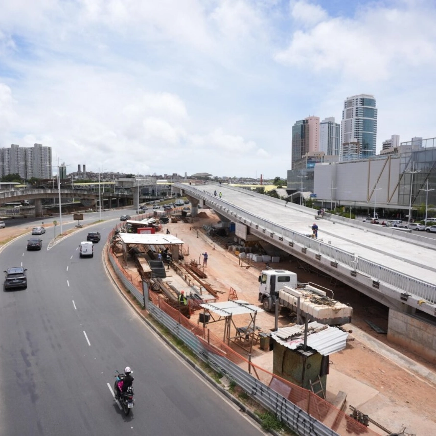 Trânsito na Av. Tancredo Neves será alterado para avanço nas obras de viaduto