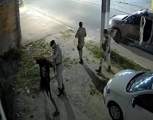 Vídeo registra abordagem violenta de PMs em cidade baiana; vítima recebe chute e tapas