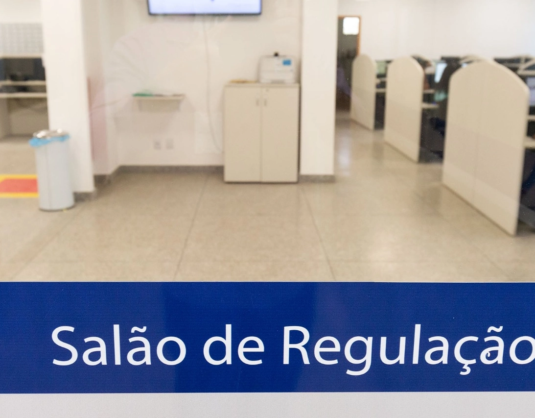 Com risco de morte, idoso espera há mais de 30 dias por regulação na Bahia: 'Braços roxos', diz filho