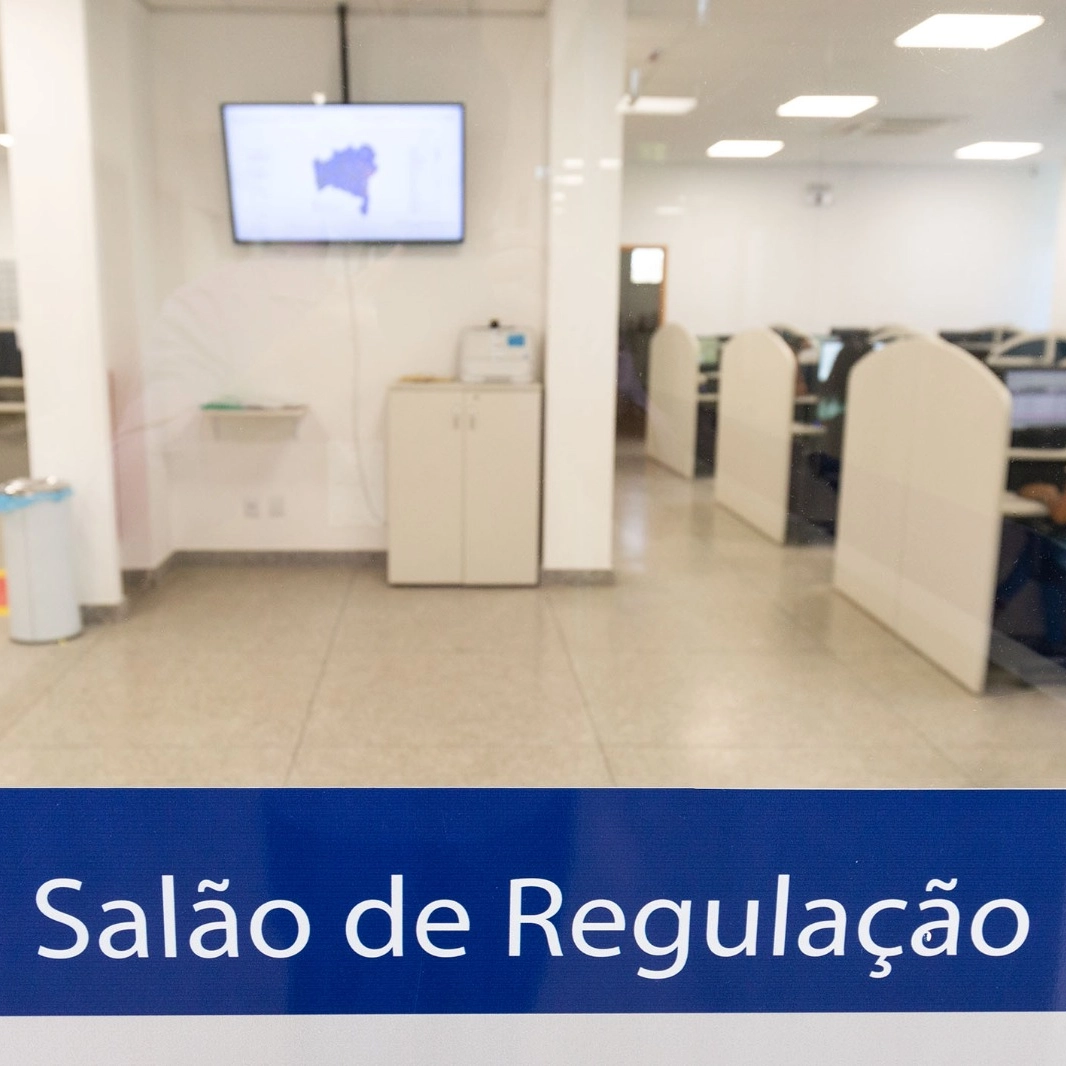 Com risco de morte, idoso espera há mais de 30 dias por regulação na Bahia: 'Braços roxos', diz filho