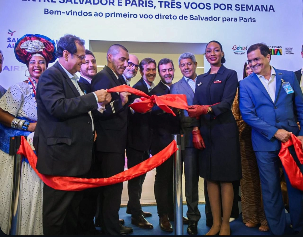 Salvador recebe primeiros passageiros em voo direto de Paris