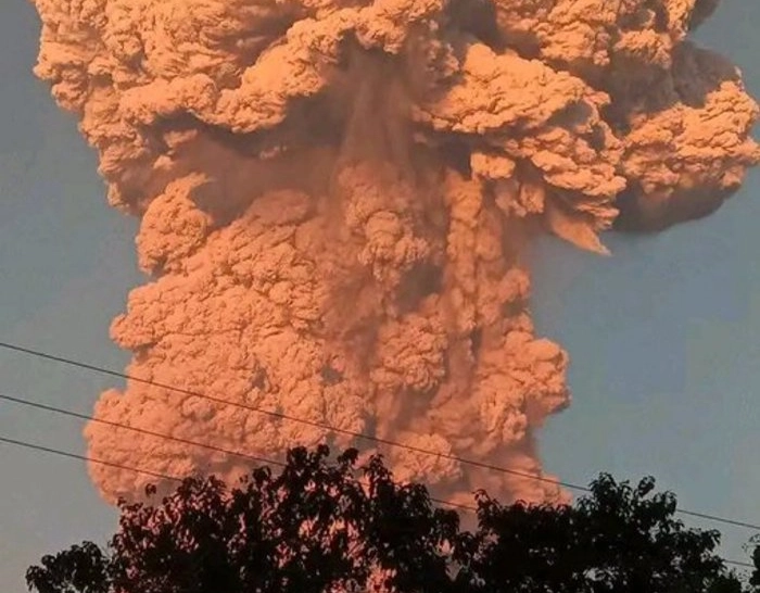 Vulcão na Indonésia entra em erupção e expele nuvem de cinzas a 11 km de altura; veja vídeo