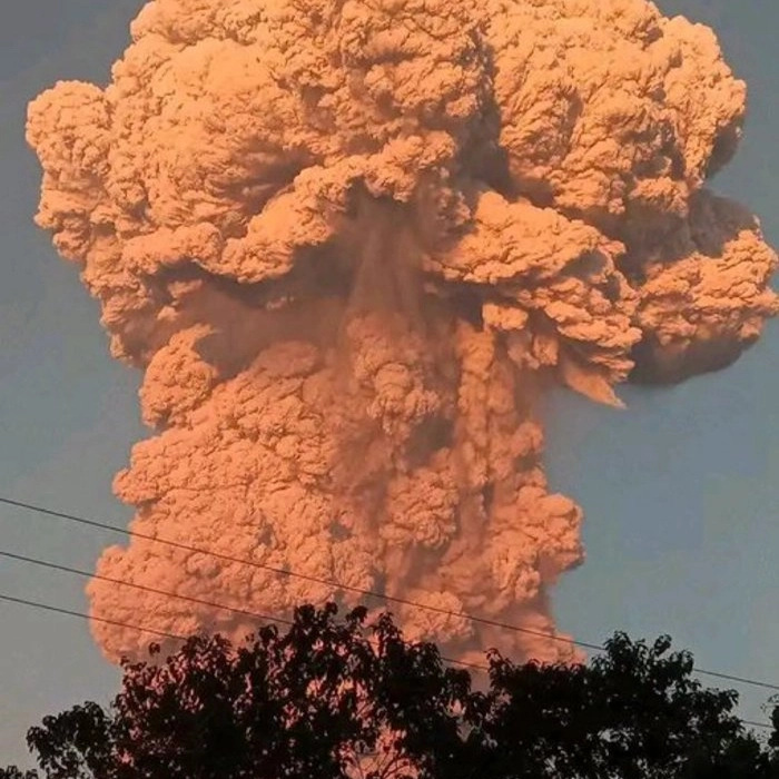 Vulcão na Indonésia entra em erupção e expele nuvem de cinzas a 11 km de altura; veja vídeo