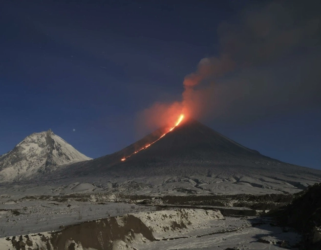 Vulcão mais alto da Eurásia entra em erupção após terremoto de 8,8 na Rússia