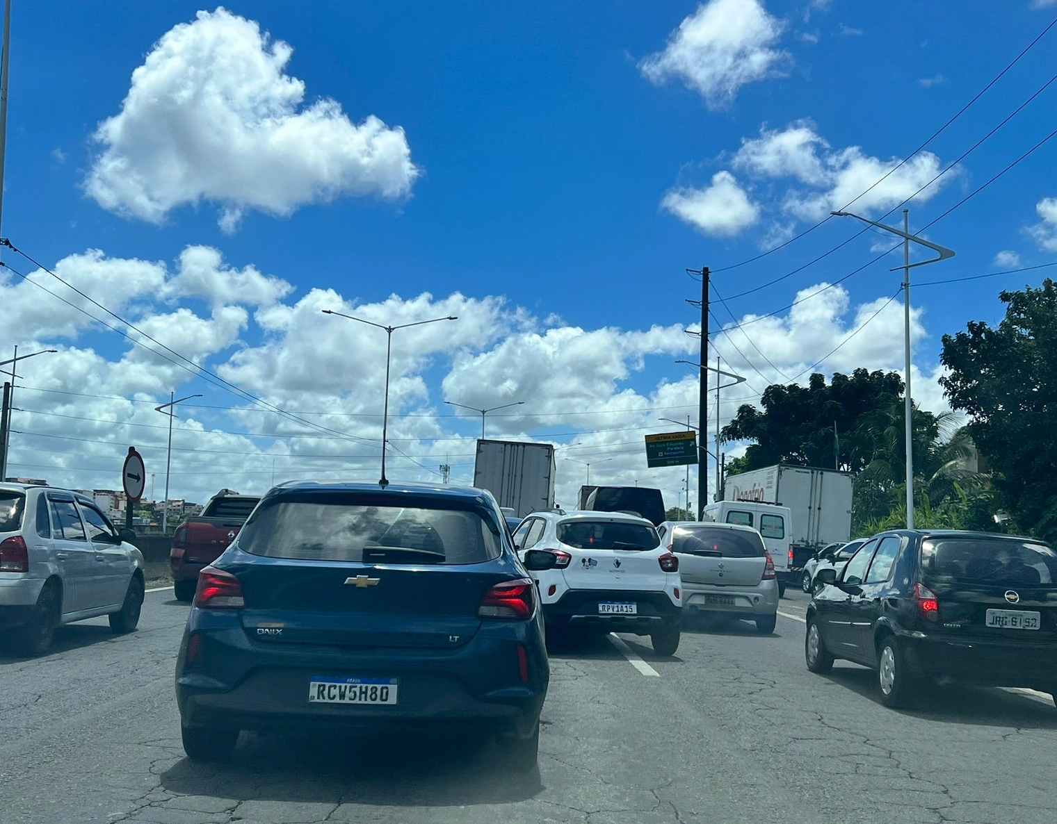 Carga de areia derrama na BR-324 e trânsito fica lento sentido Feira de Santana