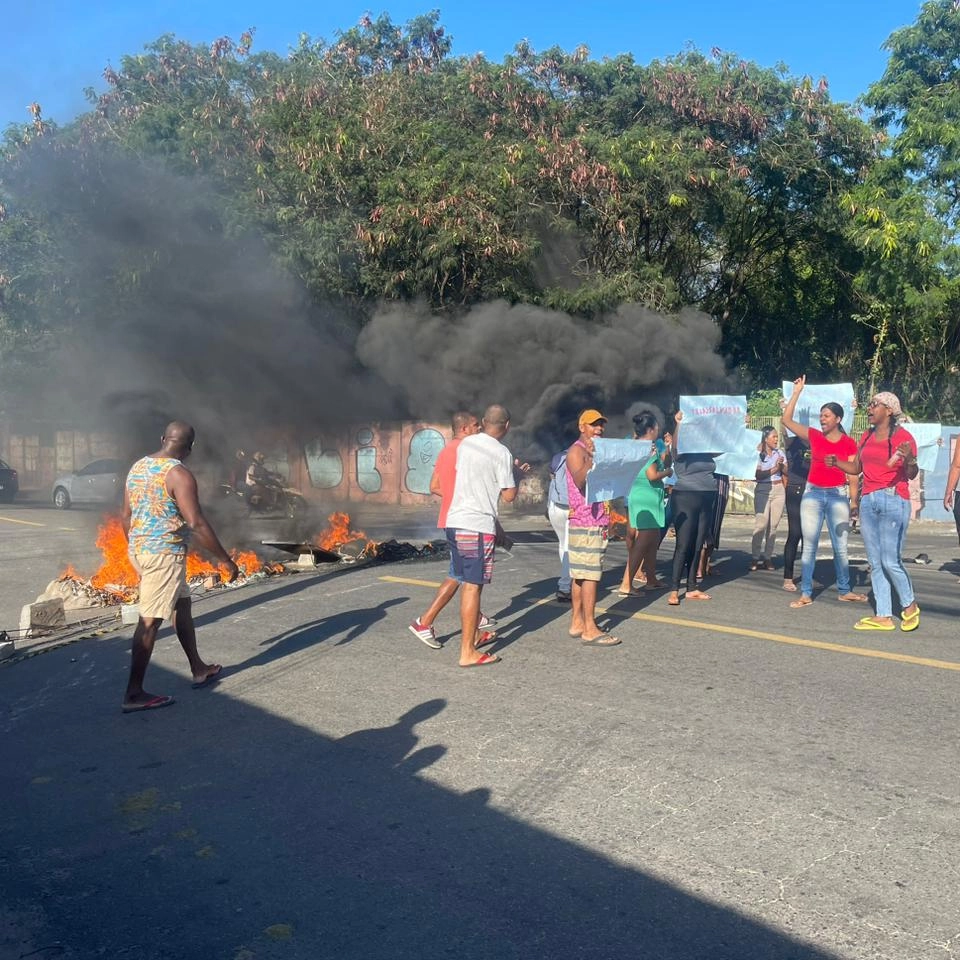 Moradores de Jardim Cajazeiras protestam por mobilidade e segurança no bairro