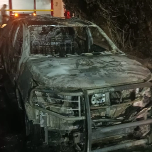 Viatura da PM é incendiada na frente do quartel, na Bahia; vídeo mostra ação do suspeito