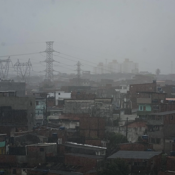 Ventos fortes e muitos raios! Entenda o que está influenciando o clima de Salvador