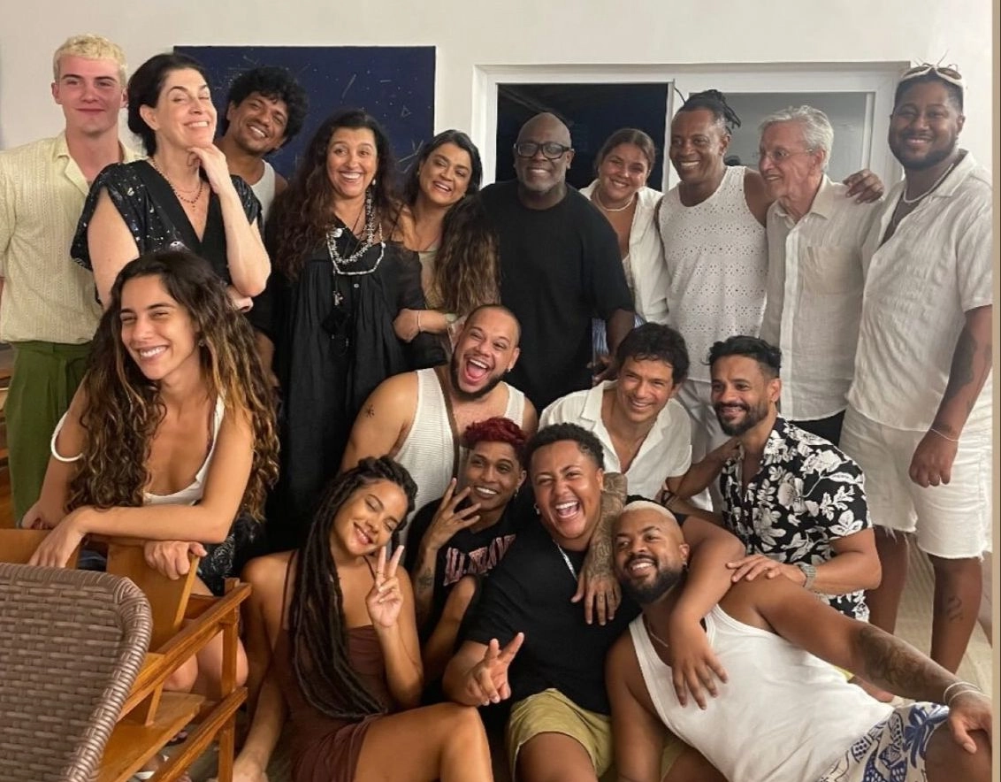 Casa de Caetano Veloso vira ponto de encontro de famosos