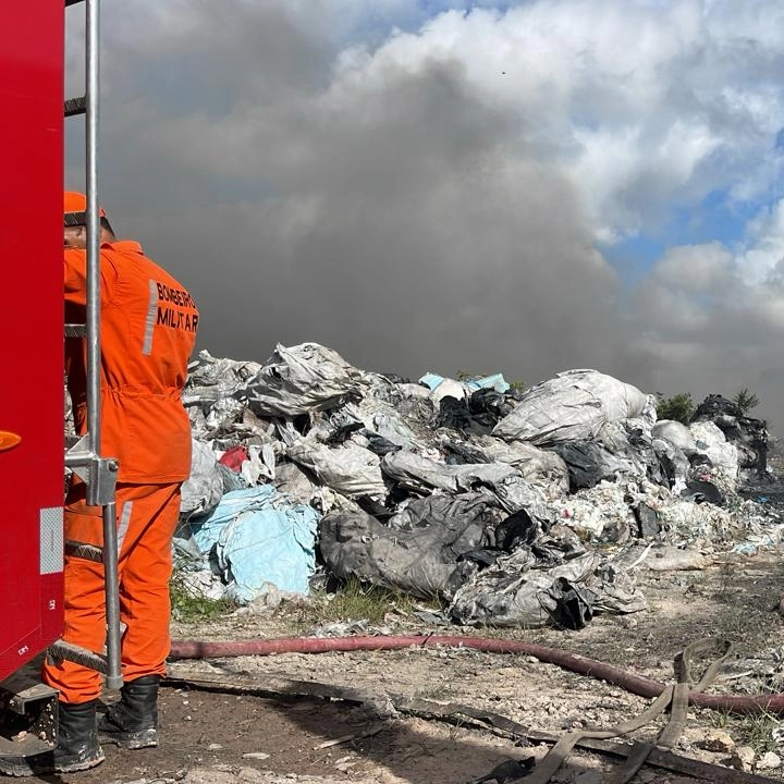 Galpão de recicláveis pega fogo e imóveis vizinhos são evacuados na RMS