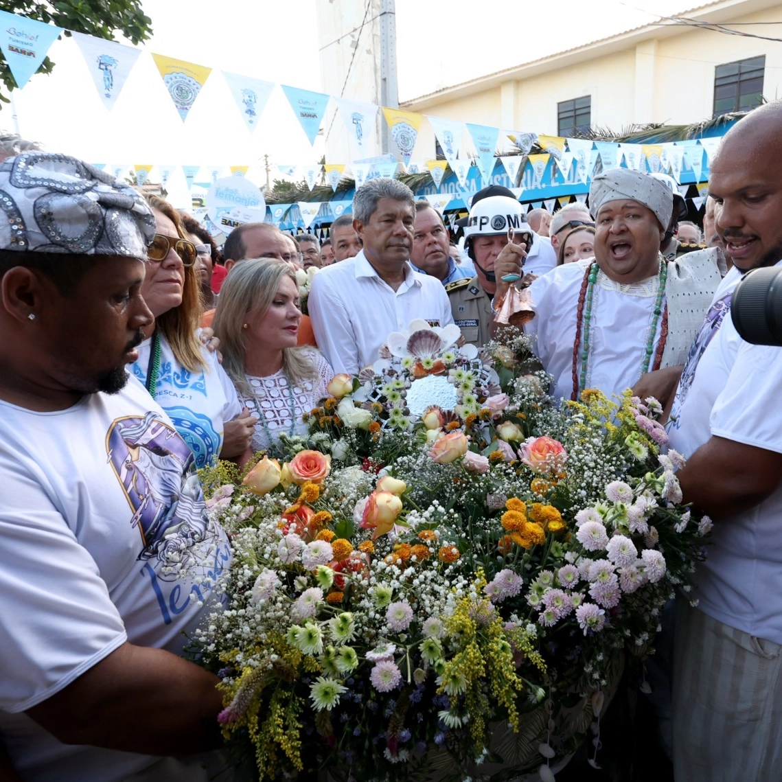 Jerônimo diz ter pedido "paz no mundo" ao entregar oferenda à Iemanjá